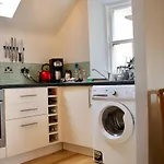 Modern And Charming 2 Bedroom Old Town Apartment