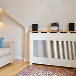 Modern And Charming 2 Bedroom Old Town Apartment