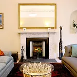 Stylish Central Edinburgh Apartment
