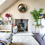Guestready - Vibrant Attic Apt In Lovely Leith