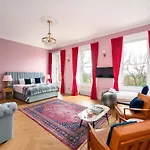 Spacious City Centre Family Room