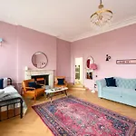 Spacious City Centre Family Room