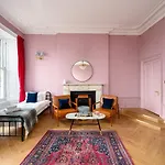 Spacious City Centre Family Room