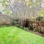Spacious New Town Garden Flat