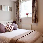 East Pilton - 2 Bed Edinburgh Apartment Free Parking & Balcony