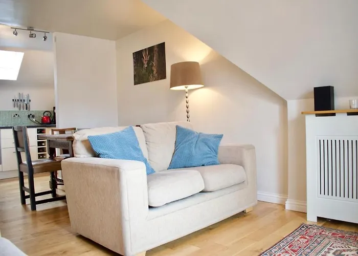 Modern And Charming 2 Bedroom Old Town Apartment