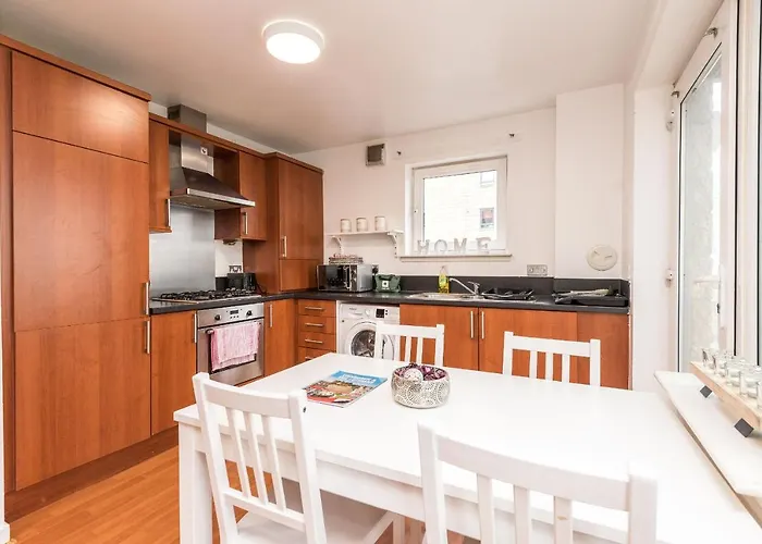 Modern Spacious 3 Bedroom City Centre Apartment - Free Parking - Private Balcony