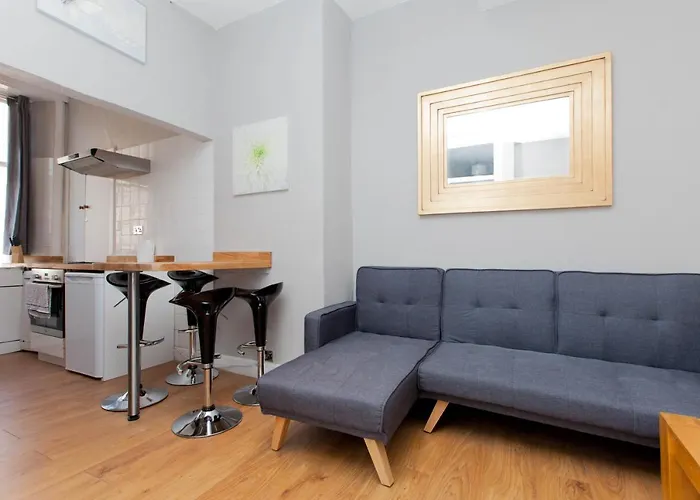 Bright & Homely City Centre Apartment Near Holyrood