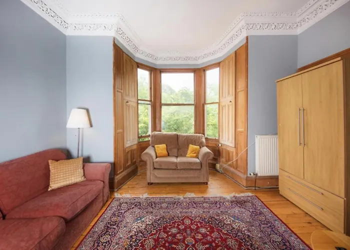 Comfortable And Spacious Edinburgh Retreat By The Meadows!