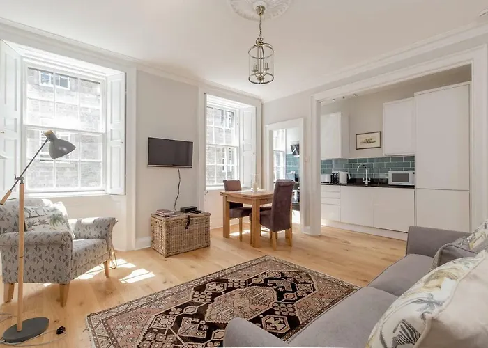 Altido Elegant Georgian 2-Bedrm Apt In Heart Of Old Town