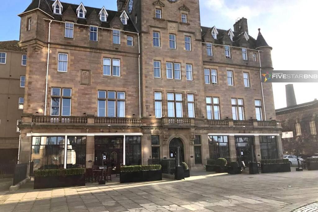 Waterfront Living In Leith With Free Parking! Apartment