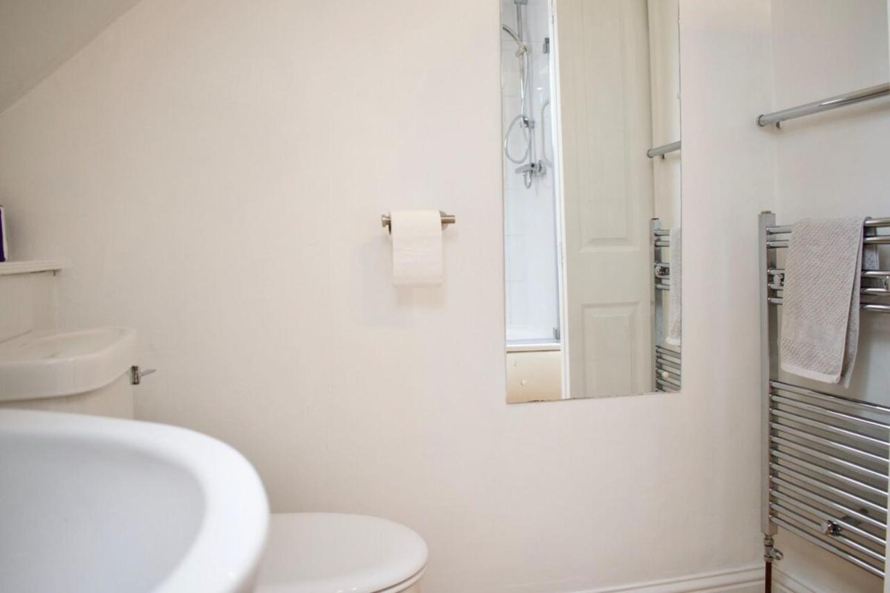 Modern And Charming 2 Bedroom Old Town Apartment