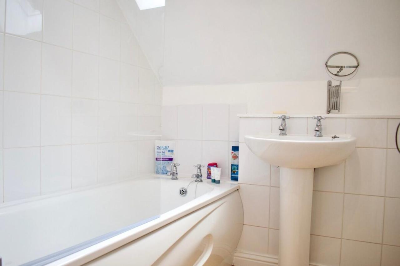 Modern And Charming 2 Bedroom Old Town Apartment