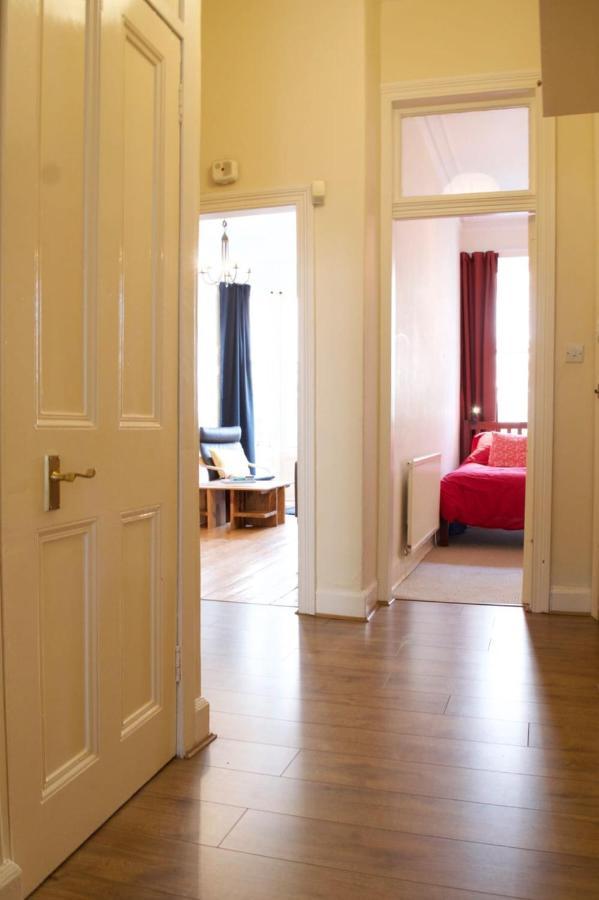Beautiful Traditional 3 Bedroom In Apartment *