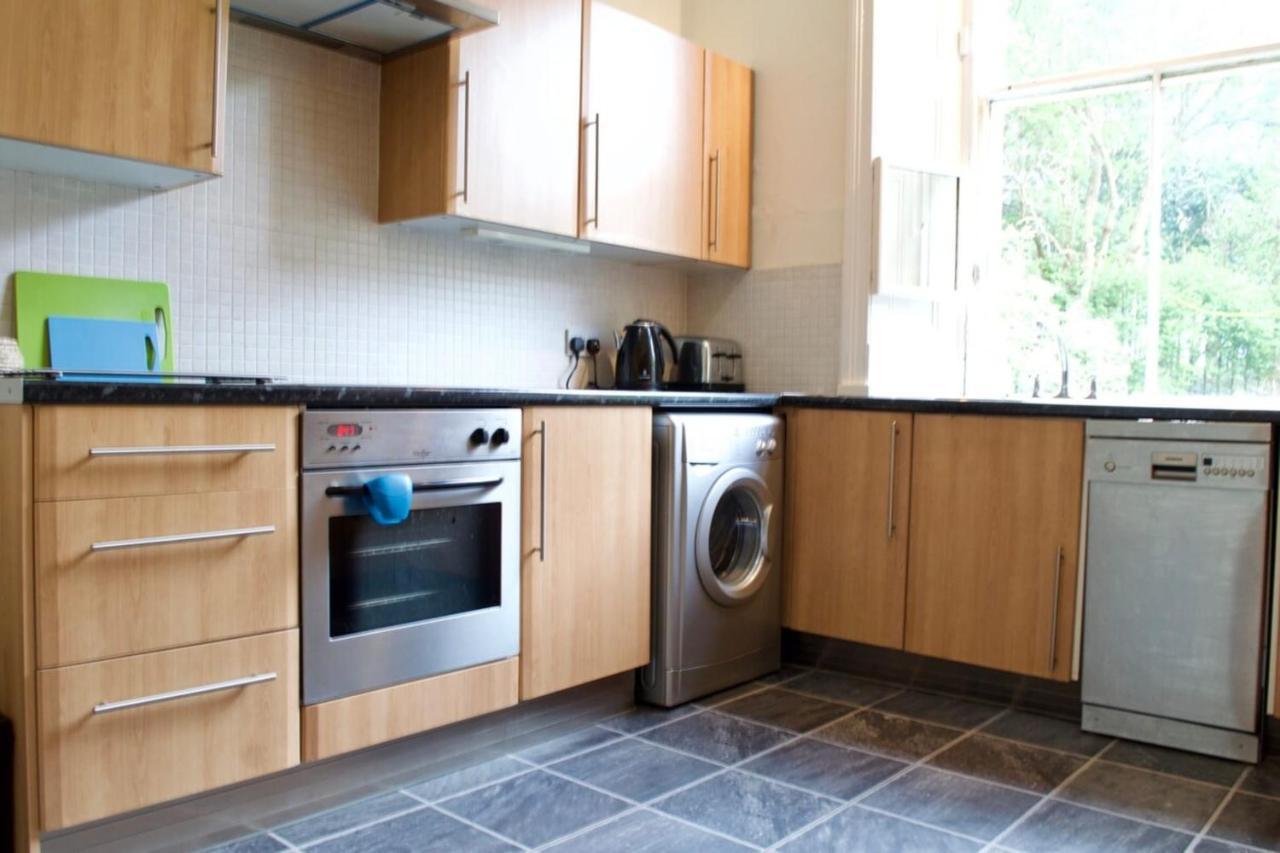 Beautiful Traditional 3 Bedroom In Apartment