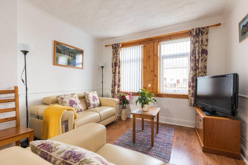 Beautiful 2 Bedroom Flat In * EDI