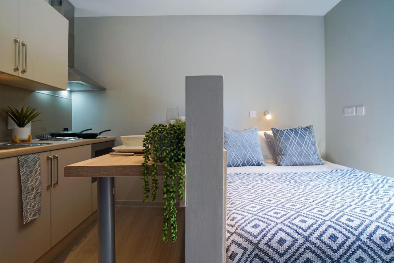 Apartment Bright Modern And Private Bedrooms With Shared Kitchen At Straits Meadow Near Centre