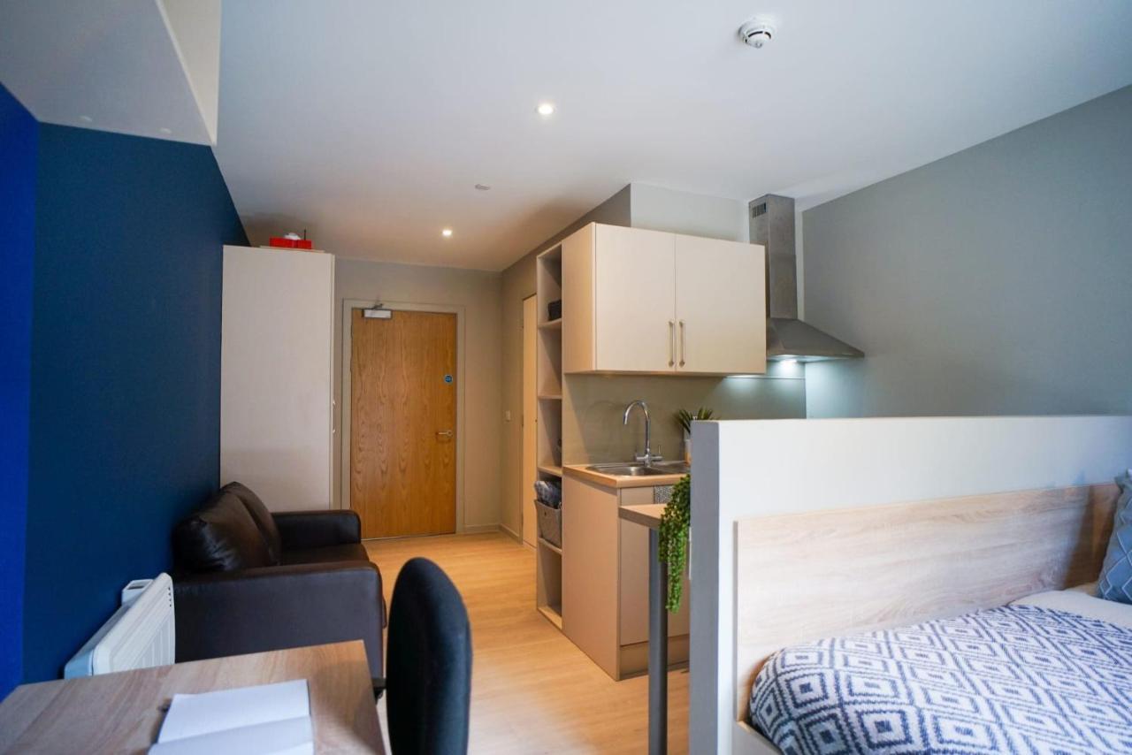 Bright Modern And Private Bedrooms With Shared Kitchen At Straits Meadow Near Centre Apartment