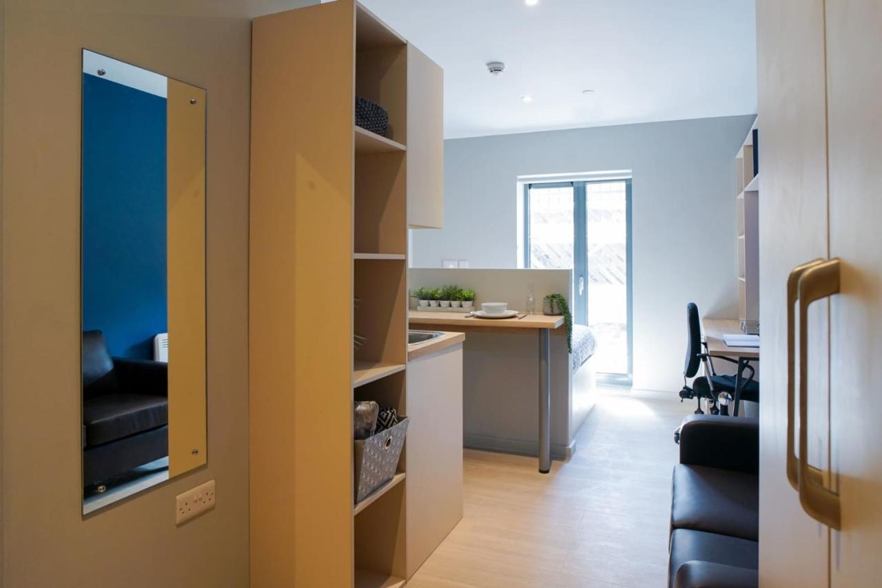 Bright Modern And Private Bedrooms With Shared Kitchen At Straits Meadow Near Centre Apartment