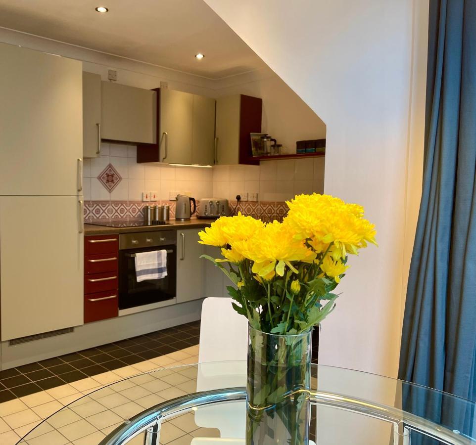 Apartment - With Balcony And Secure Garage Parking Edinburgh