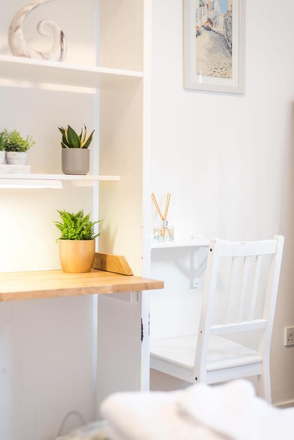 Modern Spacious 3 Bedroom Centre - Free Parking - Private Balcony *