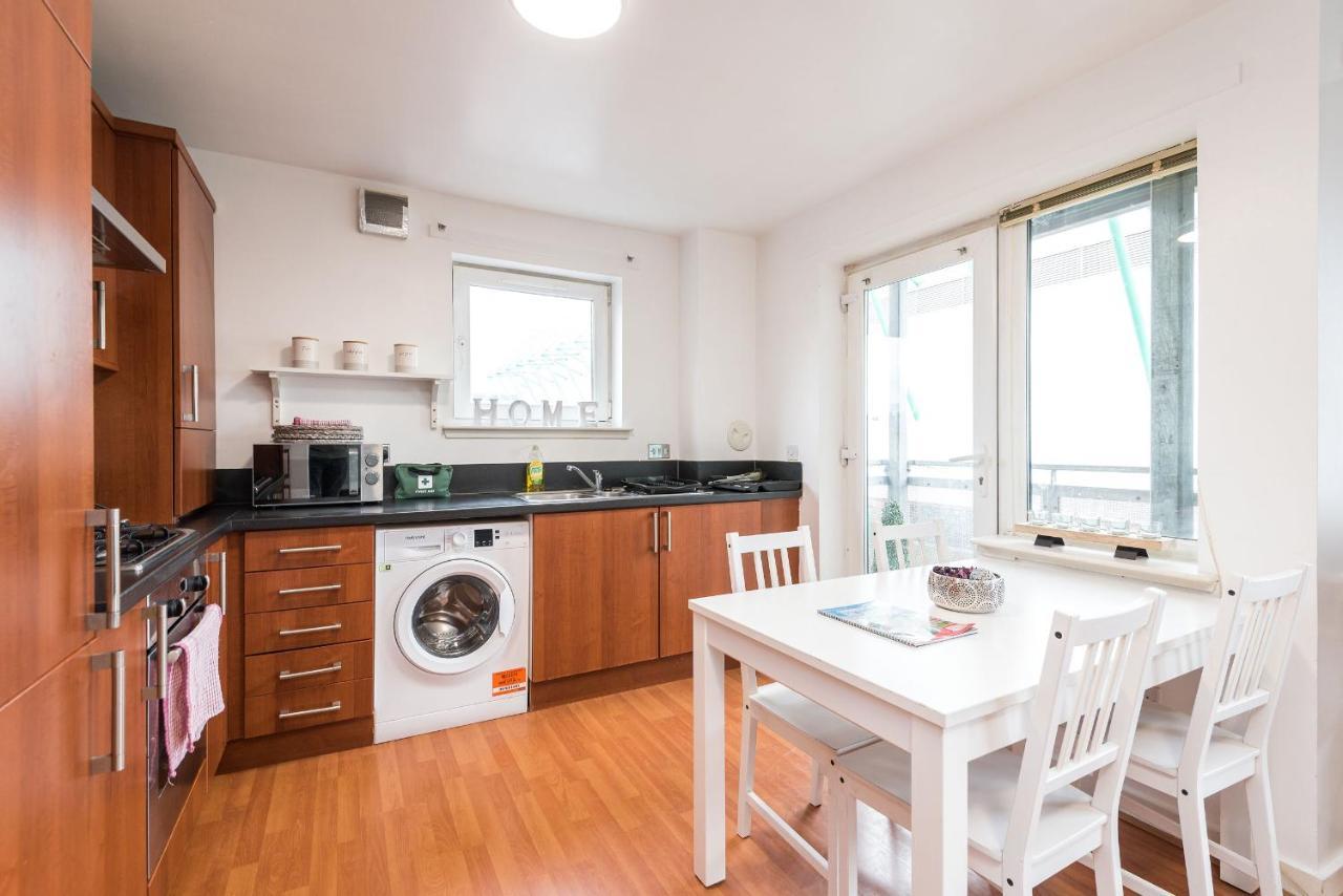 Modern Spacious 3 Bedroom Centre - Free Parking - Private Balcony *