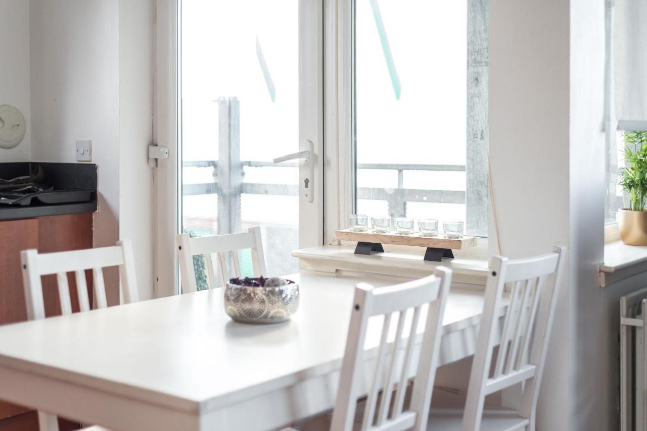 Modern Spacious 3 Bedroom Centre - Free Parking - Private Balcony *