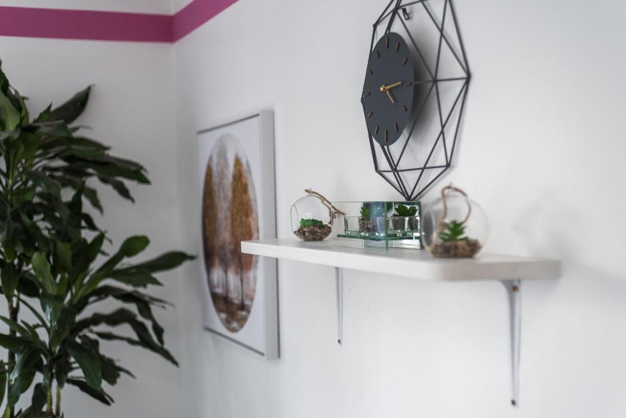 Modern Spacious 3 Bedroom Centre - Free Parking - Private Balcony *