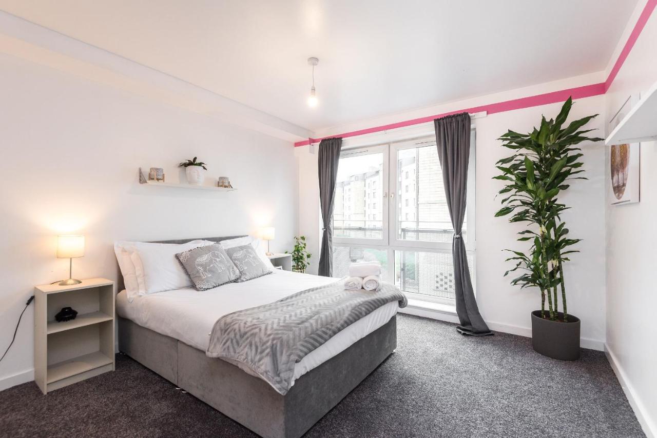 Modern Spacious 3 Bedroom Centre - Free Parking - Private Balcony *