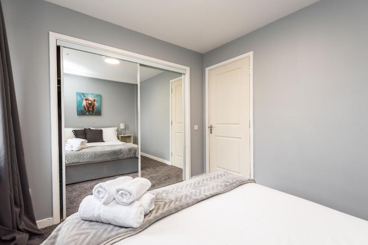 Modern Spacious 3 Bedroom Centre - Free Parking - Private Balcony *