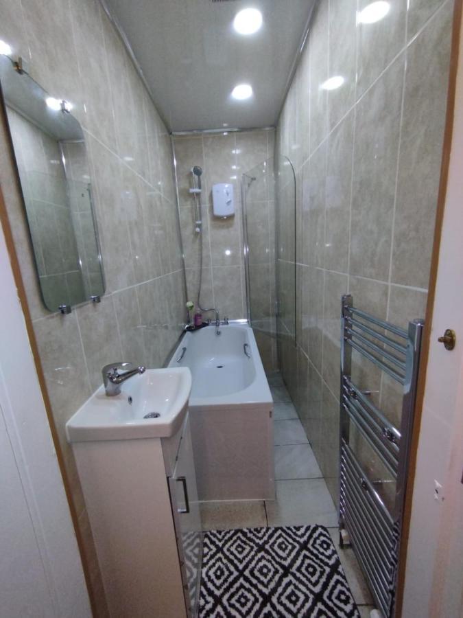 Park View Apartments: Central 2-bedroom With Free Parking Apartment
