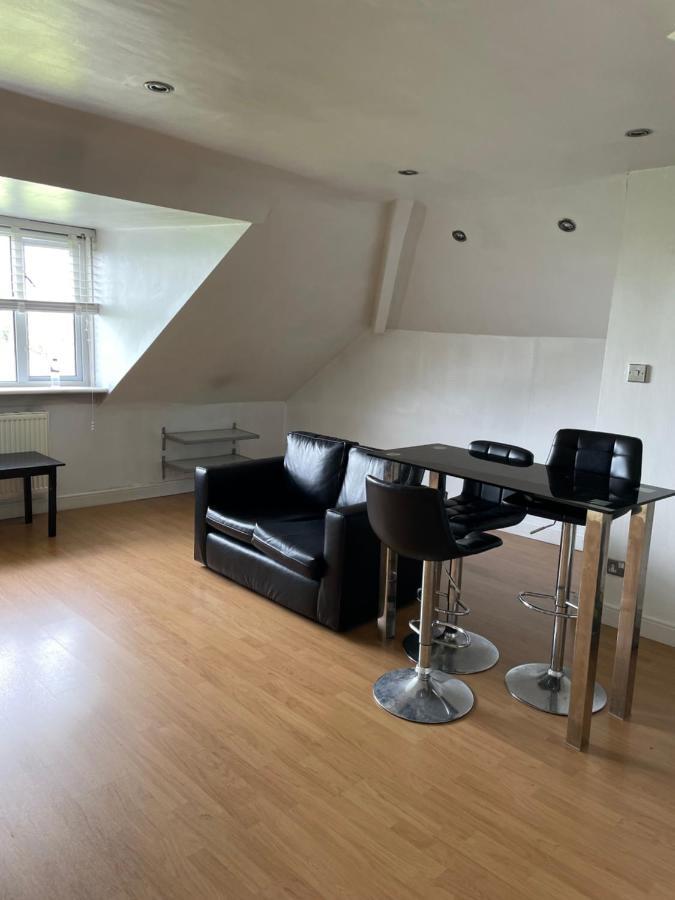 1 Bed Flat At Drum Street Apartment *