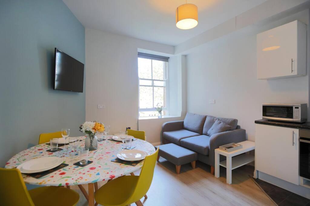 Cosy & Broughton 2br Near Centre Apartment *