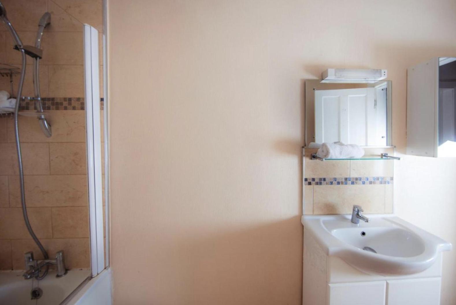 Comfortable And Spacious Retreat By The Meadows! Apartment