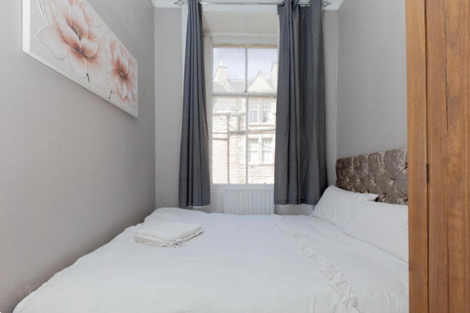 Bright And Homely Near Holyrood - City Centre Edinburgh