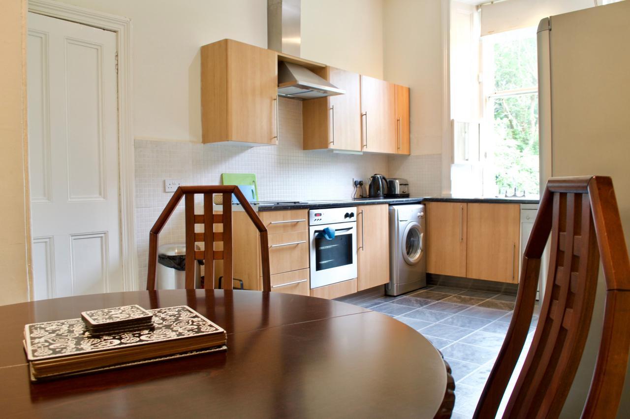 Beautiful Traditional 3 Bedroom In Apartment