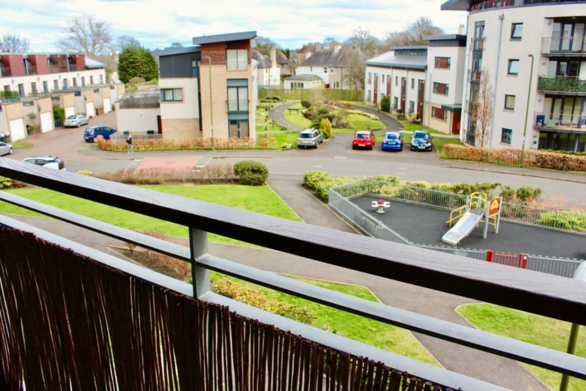 East Pilton - 2 Bed Free Parking & Balcony Apartment