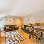 City Centre, Newly Refurbished Stylish Apartment