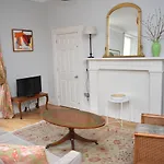 Bernard St - Bright And Spacious 1 Bed Apartment At The Shore!