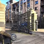 Waterfront Living In Leith With Free Parking!
