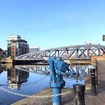 Waterfront Living In Leith With Free Parking!