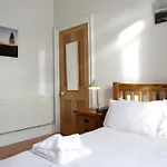 Central And Spacious 2 Bedroom Flat With Garden