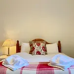 Spacious And Bright Polworth Flat
