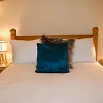 Central 3 Bedroom Next To Leafy Meadows