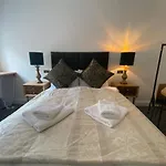 Royal Mile Queen Apartments