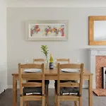The Marshall\'S Court Apartment