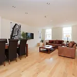 Joivy Spacious 2 Bed,2 Bath Flat, Free Parking And Rooftop Terrace