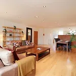 Joivy Spacious 2 Bed,2 Bath Flat, Free Parking And Rooftop Terrace
