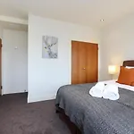 Joivy Spacious 2 Bed,2 Bath Flat, Free Parking And Rooftop Terrace