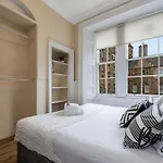Royal Mile 4Br-3Ba - City Views & Free Parking By Bonjour Residences Edinburgh